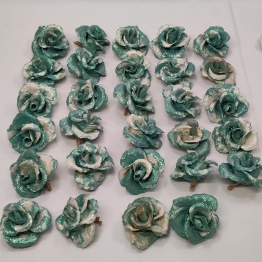 29 rose in cartapesta verde bianco con glitter e con molletta per essere appese