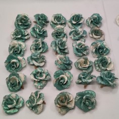 29 rose in cartapesta verde bianco con glitter e con molletta per essere appese 2