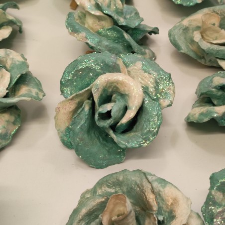 29 rose in cartapesta verde bianco con glitter e con molletta per essere appese
