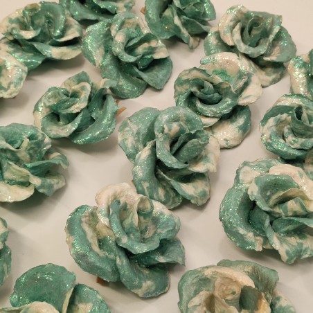 29 rose in cartapesta verde bianco con glitter e con molletta per essere appese