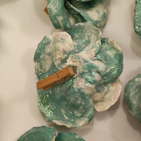 29 rose in cartapesta verde bianco con glitter e con molletta per essere appese
