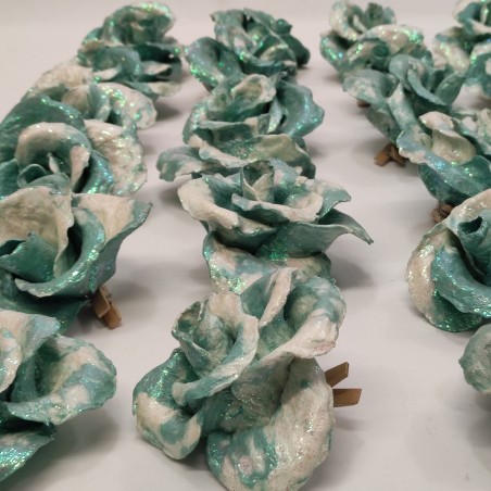 29 rose in cartapesta verde bianco con glitter e con molletta per essere appese