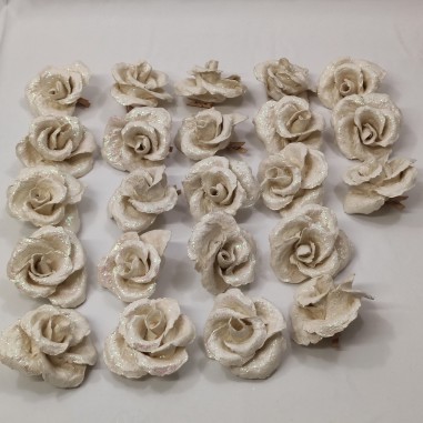 23 rose in cartapesta colore bianco con glitter e con molletta per essere appese