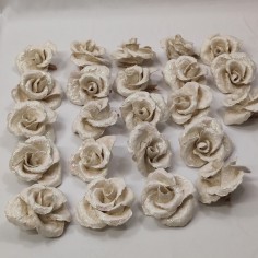 23 rose in cartapesta colore bianco con glitter e con molletta per essere appese 2