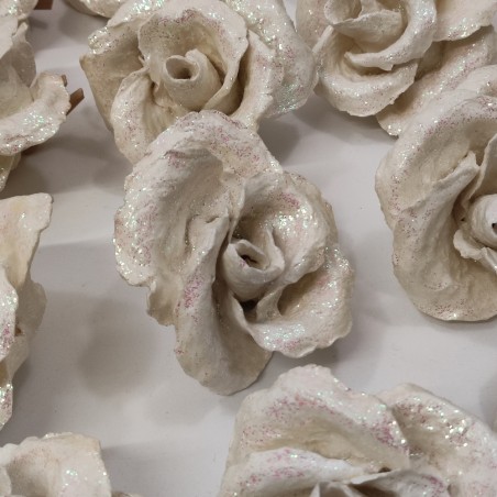 23 rose in cartapesta colore bianco con glitter e con molletta per essere appese
