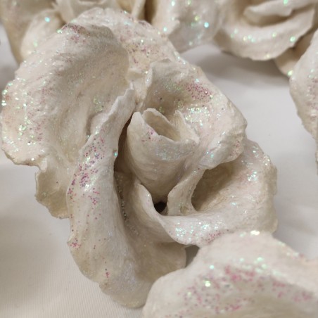 23 rose in cartapesta colore bianco con glitter e con molletta per essere appese