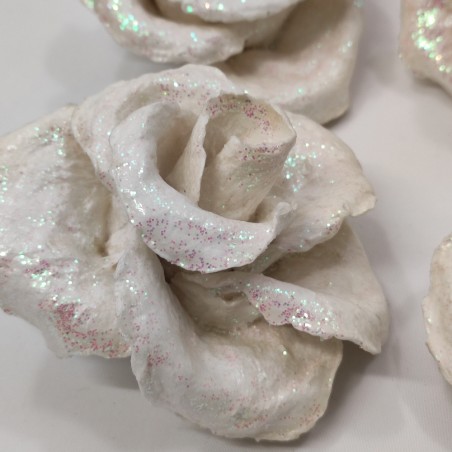 23 rose in cartapesta colore bianco con glitter e con molletta per essere appese