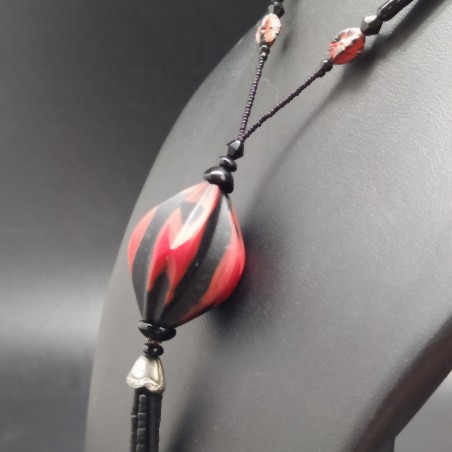 La Murrina collana con ciondolo in pasta nero e rosso e nappa di perline nere