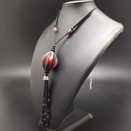 La Murrina collana con ciondolo in pasta nero e rosso e nappa di perline nere