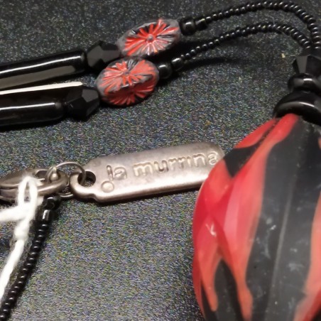 La Murrina collana con ciondolo in pasta nero e rosso e nappa di perline nere