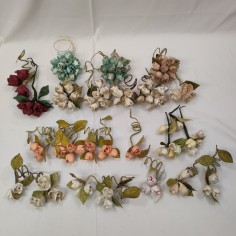 Lotto di 26 fiori finti rose in cartapesta vari colori e allestimenti 2