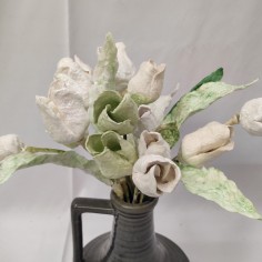 Mazzo di 14 fiori in cartapesta colore bianco realizzati a mano 2