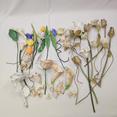 Accumulo di 46 fiori realizzati a mano in cartapesta varie tipologie e misure