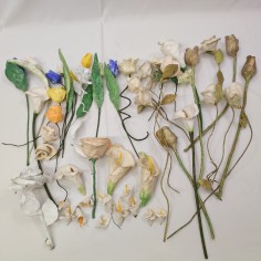 Accumulo di 46 fiori realizzati a mano in cartapesta varie tipologie e misure 2