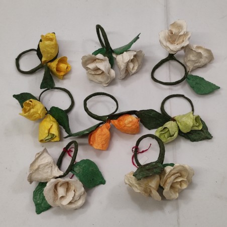 Lotto di 8 fiori finti in cartapesta arrotolati ad anello per chiudi tovaglioli