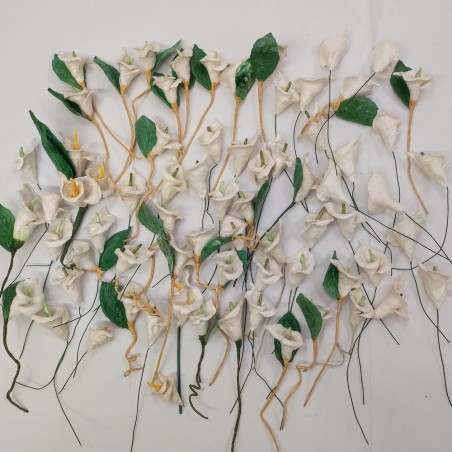 Lotto di oltre 65 fiori di cartapesta calle piccole con gambo in filo di ferro