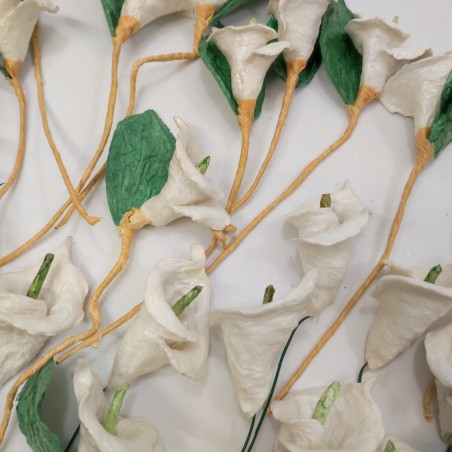 Lotto di oltre 65 fiori di cartapesta calle piccole con gambo in filo di ferro