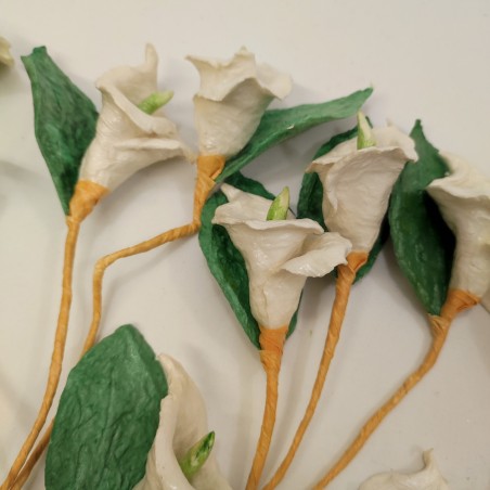 Lotto di oltre 65 fiori di cartapesta calle piccole con gambo in filo di ferro