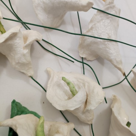 Lotto di oltre 65 fiori di cartapesta calle piccole con gambo in filo di ferro