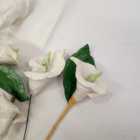 Lotto di oltre 65 fiori di cartapesta calle piccole con gambo in filo di ferro