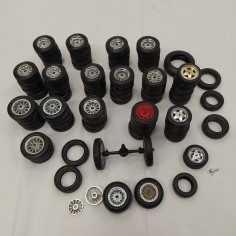 Lotto di 76 gomme e cerchi per modelli scala 1/18 buone condizioni