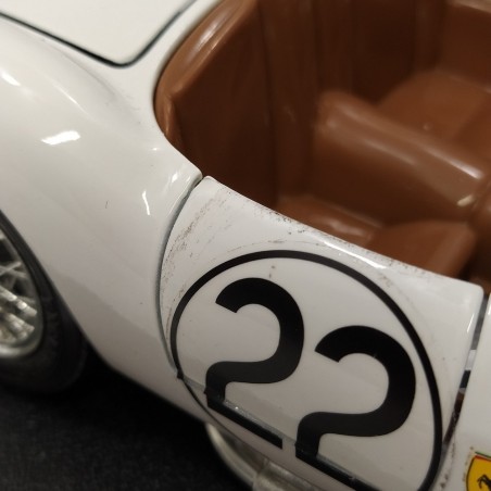 Modellino Ferrari TRC versione gara scala 1/18 piccolo difetto di carrozzeria