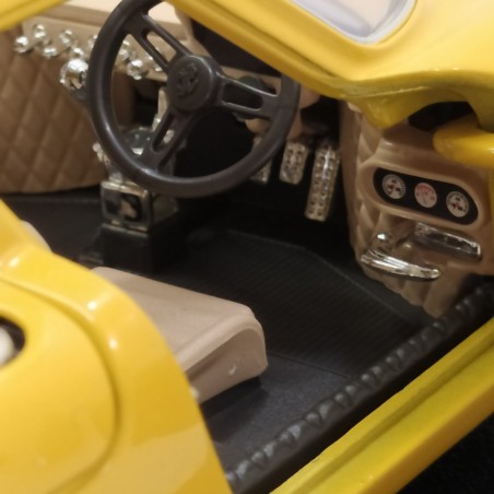 Modellino Ferrari 250 Le Mans colore gialla scala 1/18 scatola non originale