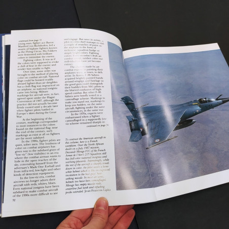Libro Fighting colors Glory days of US aircraft markings Robert F. Dorr 1990