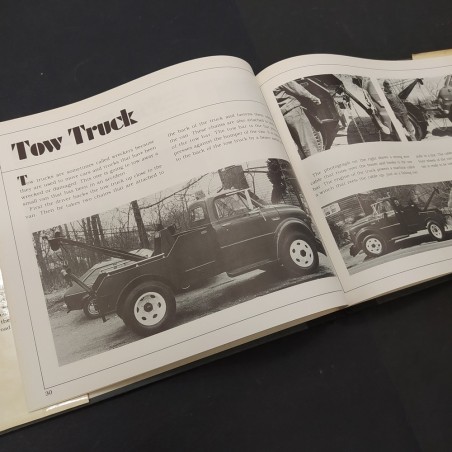 Libro Trucks of every sort Ken Robbins Editore: Crown 1981