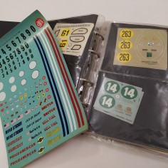 Raccoglitore album con assortimento di oltre 50 tipi di decal per modellismo