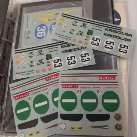Raccoglitore album con assortimento di oltre 50 tipi di decal per modellismo