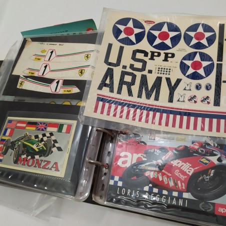 Raccoglitore album con assortimento di oltre 50 tipi di decal per modellismo