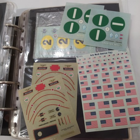 Raccoglitore album con assortimento di oltre 50 tipi di decal per modellismo