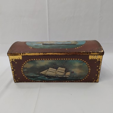 Cassetta in latta scatola a forma di baule con veliero. Dimensioni 40x18x18 cm