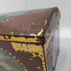 Cassetta in latta scatola a forma di baule con veliero. Dimensioni 40x18x18 cm 2