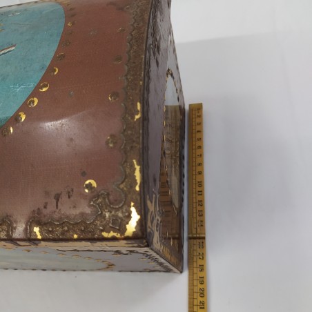 Cassetta in latta scatola a forma di baule con veliero. Dimensioni 40x18x18 cm