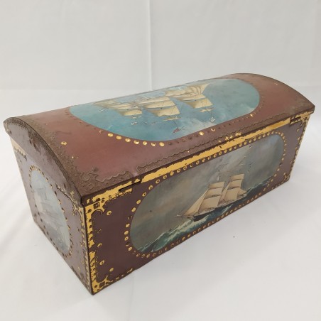 Cassetta in latta scatola a forma di baule con veliero. Dimensioni 40x18x18 cm