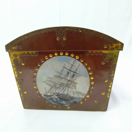 Cassetta in latta scatola a forma di baule con veliero. Dimensioni 40x18x18 cm