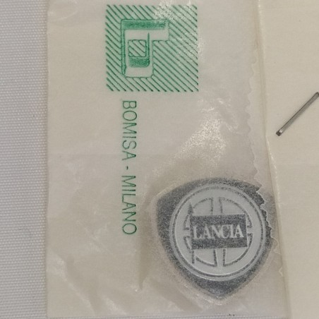 Scudetto magnetico Lancia manifattura Bomisa Milano, 15x15 mm nuovi con bustina