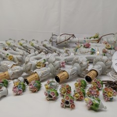 Lampadario in ceramica Capodimonte 8 + 4 braccia h. 95 cm con fiorellini 2