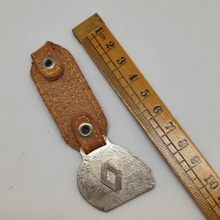Portachiavi Renault casco con smalto giallo e parte in pelle marrone. L. 7,5 cm
