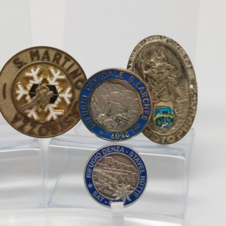 Lotto di 10 spille e 1 placca di vari rifugi di montagna. Piccole ossidazioni