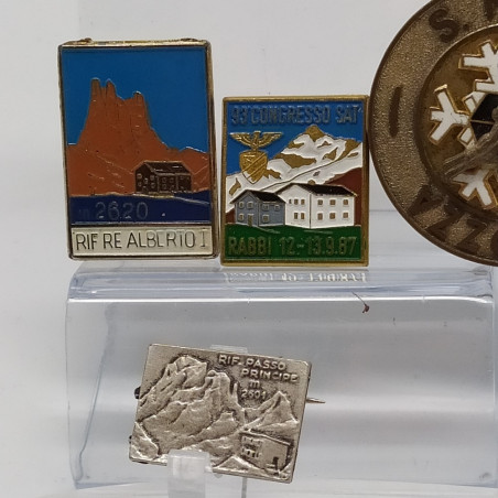 Lotto di 10 spille e 1 placca di vari rifugi di montagna. Piccole ossidazioni