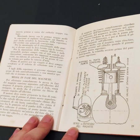 Libretto d'uso e manutenzione delle motociclette Gilera. Segni del tempo