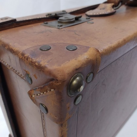 Valigia in cuoio fine anni '30 con chiusure funzionanti e segni del tempo