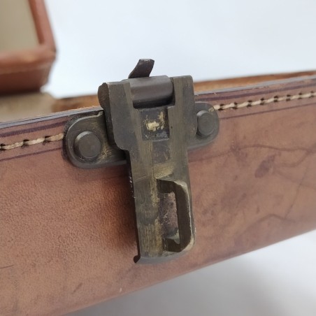 Valigia in cuoio fine anni '30 con chiusure funzionanti e segni del tempo
