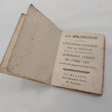 Libro tascabile La Spilorceide 1795. Segni del tempo sulla carta e la rilegatura
