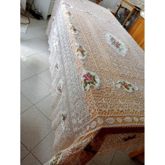 Tovaglia realizzata a tombolo con inserti ricamati  260x220 cm