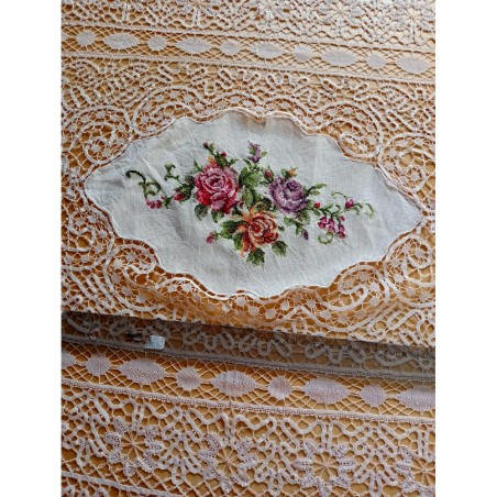 Tovaglia realizzata a tombolo con inserti ricamati  260x220 cm