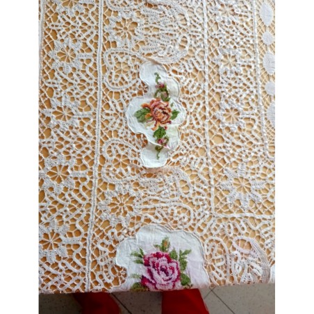 Tovaglia realizzata a tombolo con inserti ricamati  260x220 cm